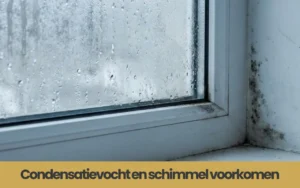 Vochtige raam met condensatie en schimmel op de muur en kozijn eromheen.
